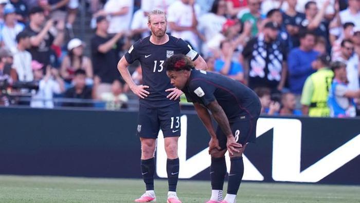 DHNET: ONLARIN BAŞKAN TRUMPI BİZİM KRAL CHARLESIMIZ VAR