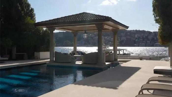 Ali Koçun eşi Nevbahar Koç yaşadıkları yalıyı gezdirdi Görenler hayran kalıyor
