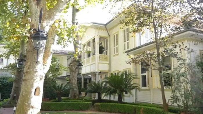 Ali Koçun eşi Nevbahar Koç yaşadıkları yalıyı gezdirdi Görenler hayran kalıyor
