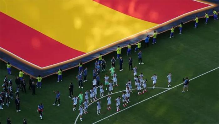 Finalde skandal hareket İspanya kupa kaldırırken, Arjantinliler sırtını döndü Gerçek yüzlerini gösterdiler
