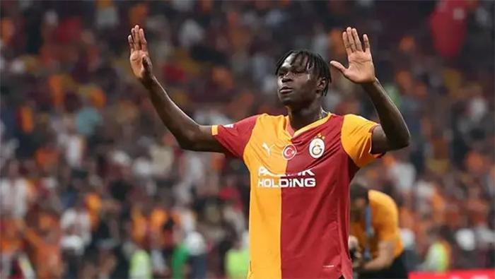 Singo, Galatasarayı ikiye böldü Bir taraf bırak gitsin diyor, bir taraf bir kuruş inmeyin diyor