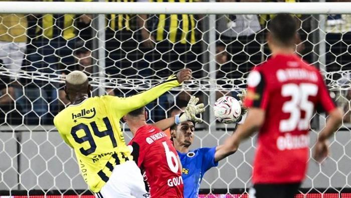 Gençlerbirliği - Fenerbahçe maçının ardından çok sert eleştiri: Fenerbahçe’de oynamak senin haddine mi | Bunca para bunun için mi