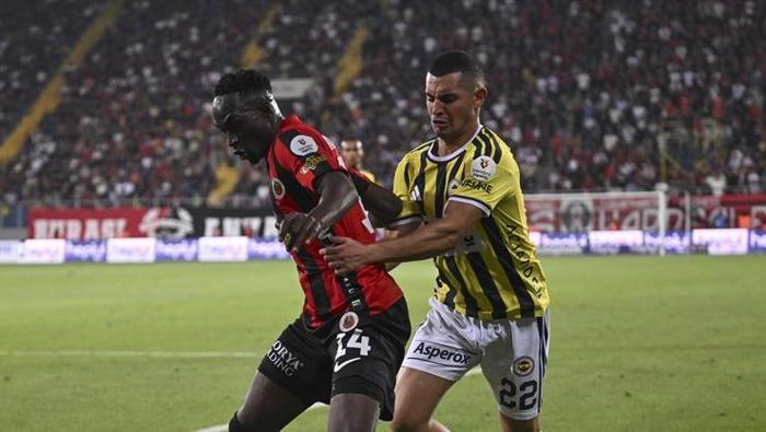 Gençlerbirliği - Fenerbahçe maçının ardından çok sert eleştiri: Fenerbahçe’de oynamak senin haddine mi | Bunca para bunun için mi