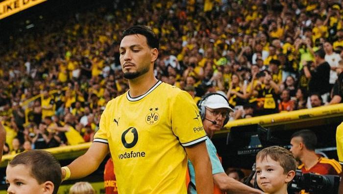 Galatasaraydan savunmaya Bensebaini Dortmund ile dirsek teması başladı