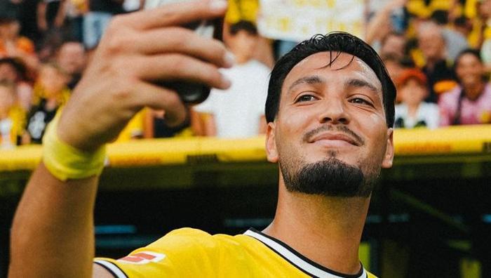 Galatasaraydan savunmaya Bensebaini Dortmund ile dirsek teması başladı