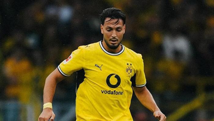 Galatasaraydan savunmaya Bensebaini Dortmund ile dirsek teması başladı