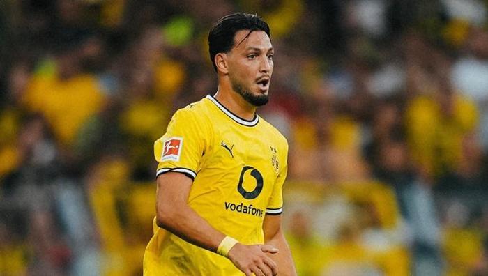 Galatasaraydan savunmaya Bensebaini Dortmund ile dirsek teması başladı
