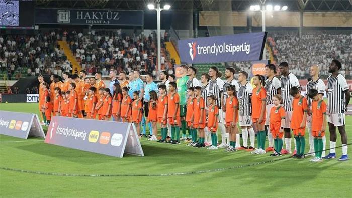 Bir çeşit sokak kavgası Alanyaspor-Beşiktaş maçına damga vuran pozisyon Net VAR ne kırmızı kart