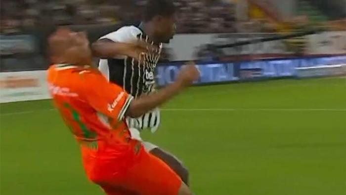 Bir çeşit sokak kavgası Alanyaspor-Beşiktaş maçına damga vuran pozisyon Net VAR ne kırmızı kart