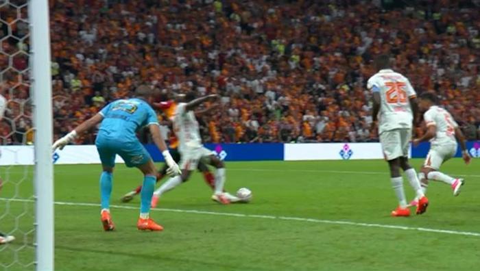 MHK Hakem Direktörü Anthony Taylor bizzat açıkladı Penaltı değil, kırmızı kart olmalıydı: Osimhen, Mert Müldür ve Trossard