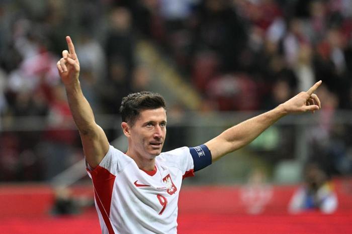 ROMANYA 6 YEDİ, LEWA HAT-TRICK YAPTI