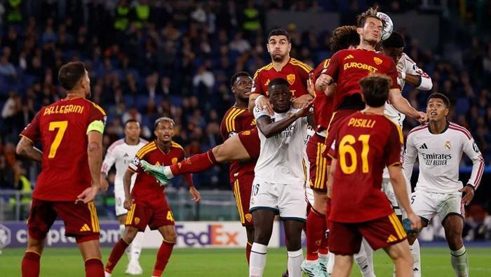 AS: SAHALARDA GÖRÜLMEYEN BİR SOL AYAK