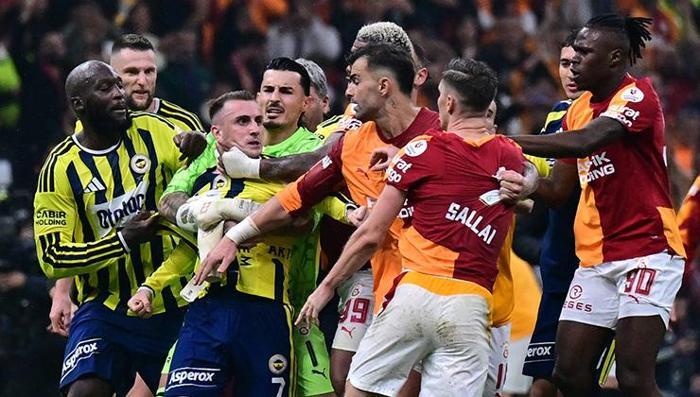 ÖNCE KEREM VE SALLAI KAPIŞTI