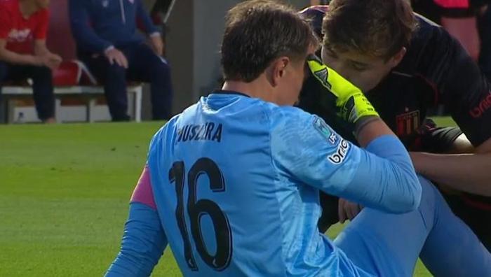 Muslera bir anda yere yığıldı! Korkutan anlar: Sağlıkçılar koşarak sahaya girdi