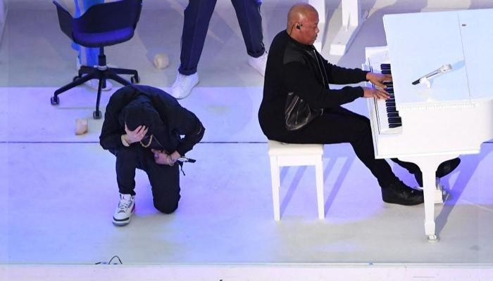 Super Bowl'da Eminem'den polis şiddeti ve ırksal ayrımcılığa diz çökerek tepki!