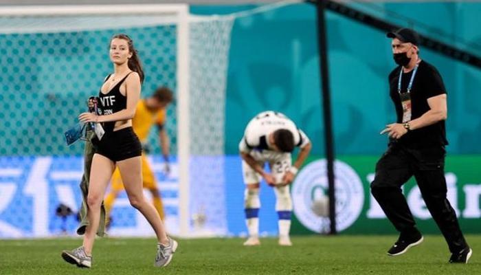 Belçika - Finlandiya maçında taraftar sahaya girdi!