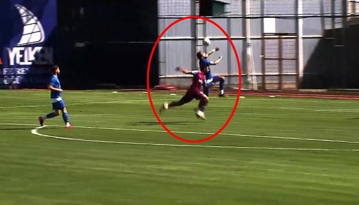 Rakibinin yapmak istediğini yaptı, kendi kalesine aşırtma golü attı!