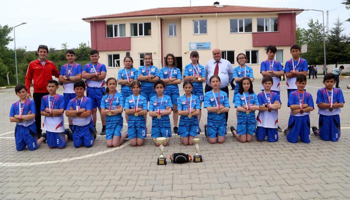 Taşköprü Seka Ortaokulu Kız Ragbi Takımı'ndan büyük başarı