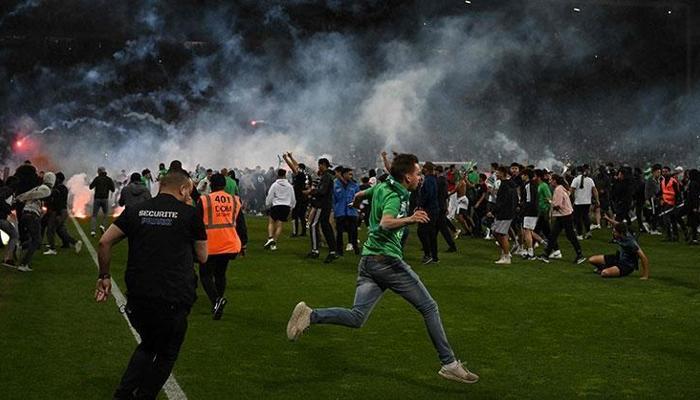 Saint-Etienne küme düştü! Taraftarlar sahayı bastı