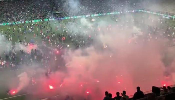 Saint Etienne küme düştü, taraftar stadı ateşe verdi!