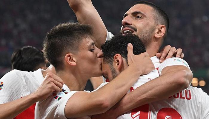 Hakan Çalhanoğlu'ndan Çekya karşısında tarihi gol!