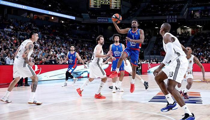 Anadolu Efes'ten çift maç haftasında 2'de 2!