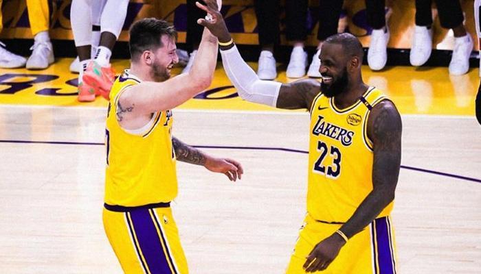Doncic Lakers formasıyla sahne aldı
