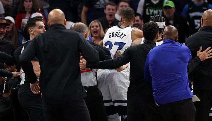 NBA'de büyük kavga: 7 kişi ihraç edildi