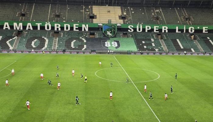 Seyircisiz maçta pankartlar konuştu