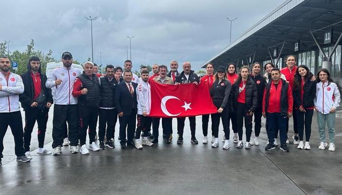 Milli boksörlerimiz Polonya'ya gitti