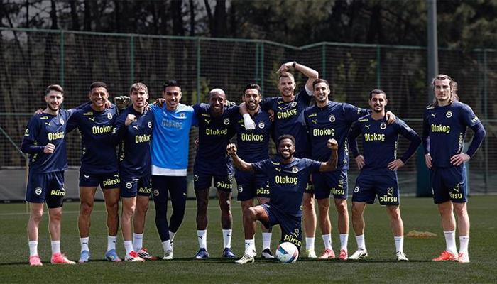Fenerbahçe'de iç transfer: Yıldız futbolcunun sözleşmesi uzatıldı