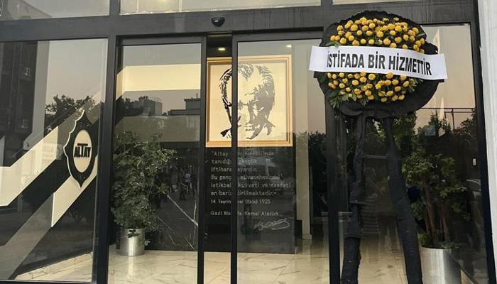 Altay'da yönetime siyah çelenk protestosu