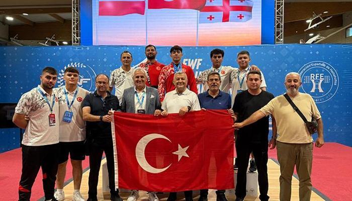 Milli sporculardan halterde tarihi başarı