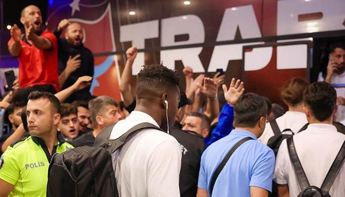 Trabzonspor taraftarı takımı karşıladı