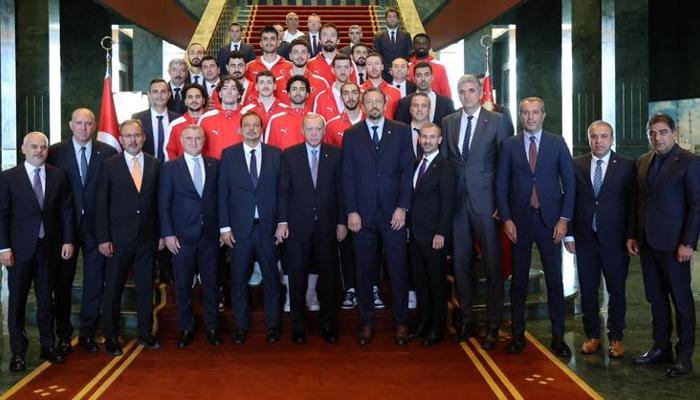 Erdoğan, Avrupa ikincisi A Erkek Milli Takımımızı kabul etti