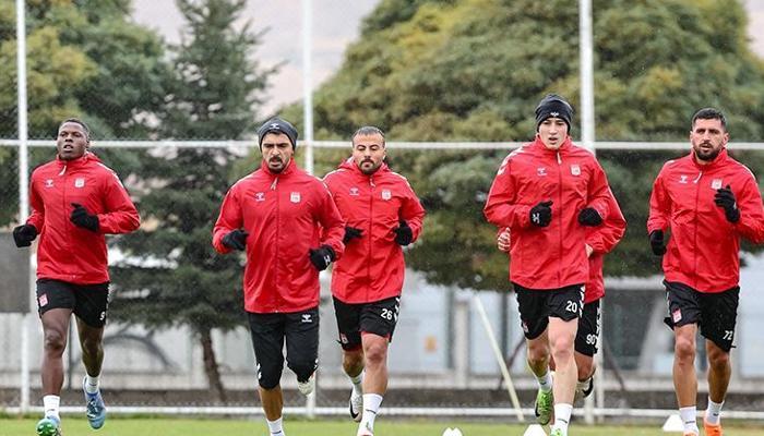 Sivasspor sağanak altında çalıştı