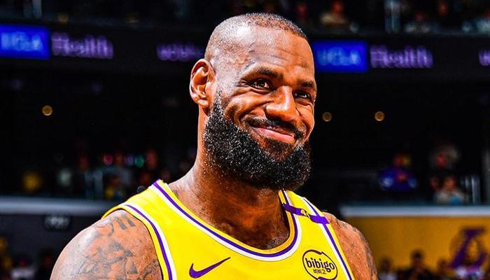 LeBron James tarihe geçmeye devam ediyor