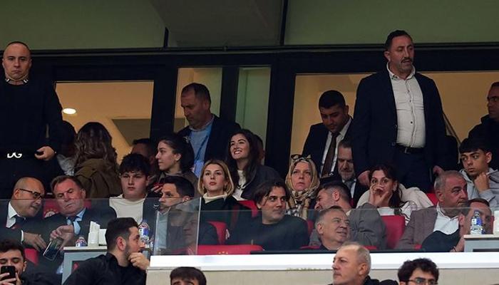 Montella dev maçta tribünde