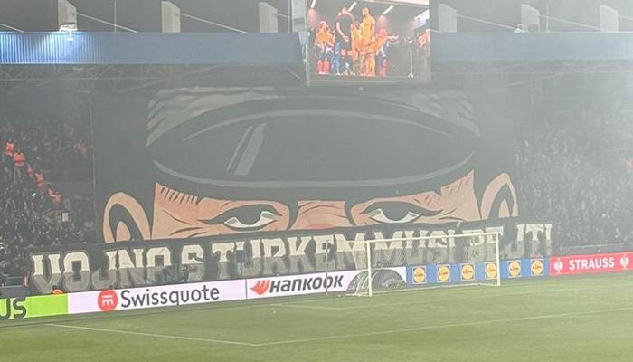 Viktoria Plzen taraftarından skandal pankart!