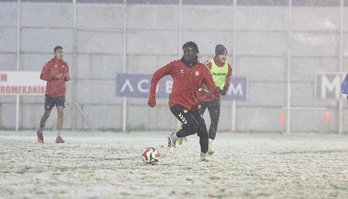 Sivas'a kış erken geldi, Sivasspor kar altında çalıştı