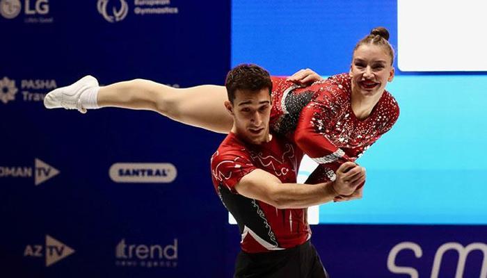 Ayşe Begüm Onbaşı hem teklerde hem çiftlerde finalde