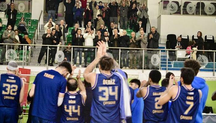 Çayırova Belediyespor'un liderliği devam ediyor