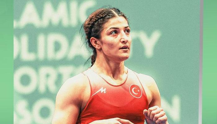 Milli güreşçi Elvira Süleyman'dan gümüş madalya