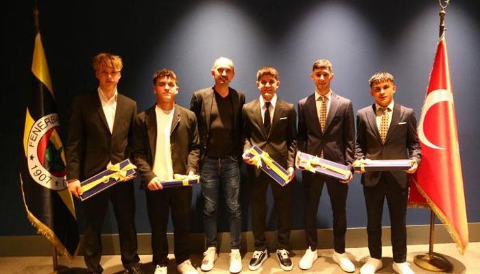 Fenerbahçe'den 5 altyapı oyuncusuna profesyonel sözleşme
