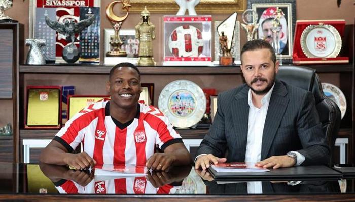 Tası tarağı topladı, Sivasspor'u terk etti! Skandal fesih...