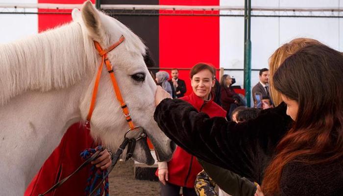 Özel çocuklar Hipodrom.com Atla Terapi Merkezi’nde buluştu
