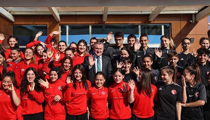 Bakan Bak: Milli sporcu bursu Türk sporunda devrim niteliğindedir