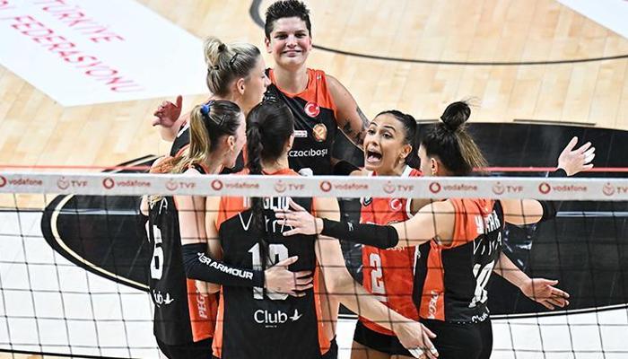 Akatlar'da 5 setlik voleybol şöleni