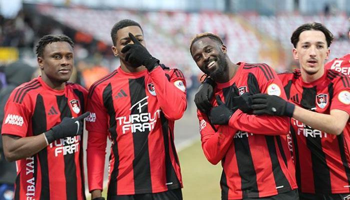 Vanspor FK yeni hocasıyla çok farkl