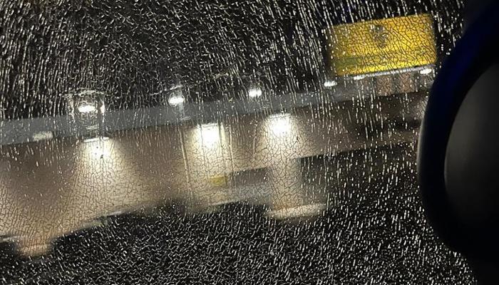 Ağır mağlubiyet sonrası taraftarlar takım otobüsünü taşladı